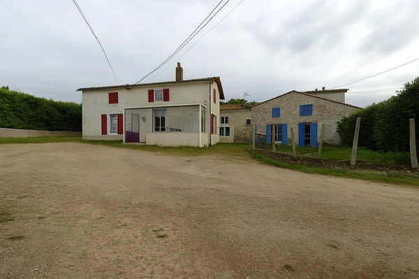 Ensemble de 2 Maisons louées à vendre 10 pièces AZAY LE BRULE (79)