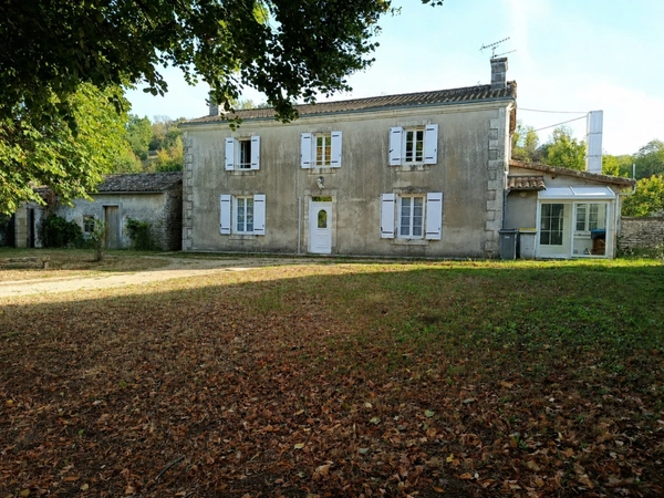 Maison Poitevine 9 pièces à 3 minutes de Saint Maixent L'école 