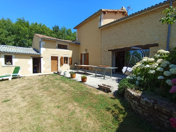 SAIVRES (79) À VENDRE – MAISON DE CARACTÈRE EN PLEINE CAMPAGNE 195 m² -6P- 3249 m² de terrain arboré
