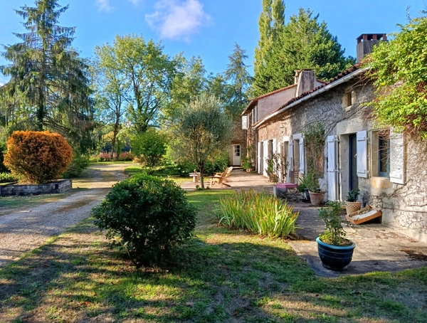 Propriété de caractère à vendre 8 pièces Les Châteliers (79)