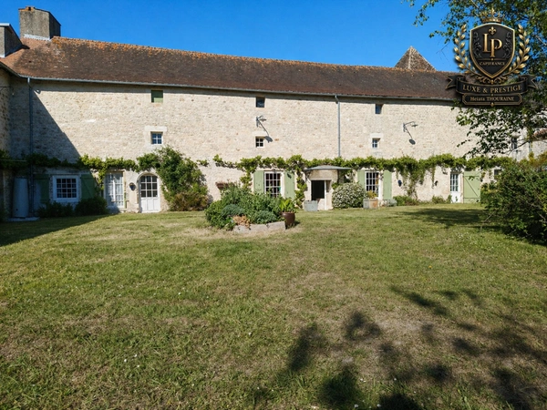 Propriété de caractère chargée d'histoire à vendre LA MOTHE SAINT HERAY (79)