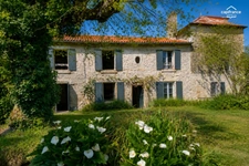 Ensemble immobilier de caractère sur plus de 2 hectares bordés par la rivière à vendre LA MOTHE SAINT HERAY (79)
