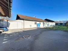 Maison contemporaine à vendre 7 pièces VIRY (74) secteur résidentiel paisible - 167 m² habitables (230 m² au sol), terrain clos 1417 m² - piscine - 9 places de stationnement