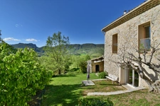 Propriété en pierre de 180 m² habitables sur 22 000 m² de terrain, vue dominante.