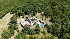Propriété en pierre de 180 m² habitables sur 22 000 m² de terrain, vue dominante.