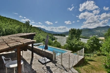 Propriété en pierre de 180 m² habitables sur 22 000 m² de terrain, vue dominante.