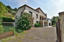 🏡 À VENDRE – Grande villa avec terrain boisé avec une olivette à Sisteron