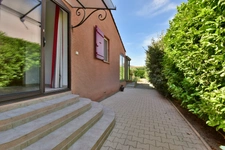 CARREFOUR BLÉONE-DURANCE – Villa traditionnelle de plain-pied en parfait état avec véranda, jardin et garage