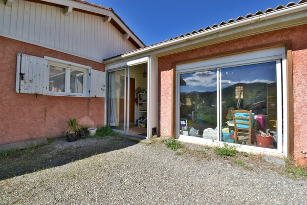 Maison à ossature bois avec vue panoramique, terrain de 1 077 m² et vaste carport