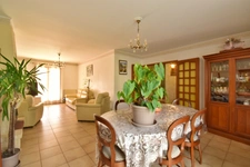 VILLA de plain-pied de 143 m² avec piscine sur 1 378 m² de terrain clos