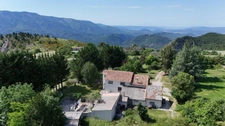 Propriété de 210 m² avec appartement indépendant, 1,65 ha de terrain et dépendances