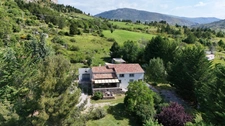 Propriété de 210 m² avec appartement indépendant, 1,65 ha de terrain et dépendances
