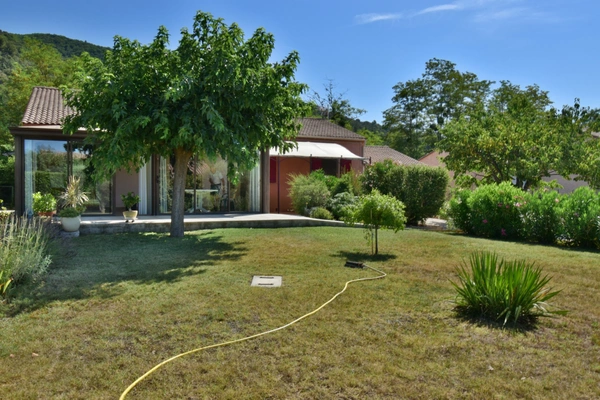 CARREFOUR BLÉONE-DURANCE – Villa traditionnelle de plain-pied en parfait état avec véranda, jardin et garage