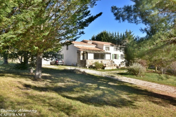 04200 Maison de campagne 210 m² sur 16500 m² 