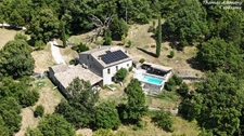 Propriété en pierre de 180 m² habitables sur 22 000 m² de terrain, vue dominante.