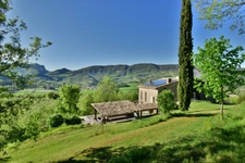 Propriété en pierre de 180 m² habitables sur 22 000 m² de terrain, vue dominante.