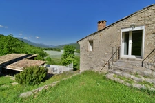 Propriété en pierre de 180 m² habitables sur 22 000 m² de terrain, vue dominante.