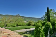 Propriété en pierre de 180 m² habitables sur 22 000 m² de terrain, vue dominante.