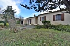 VILLA de plain-pied de 143 m² avec piscine sur 1 378 m² de terrain clos
