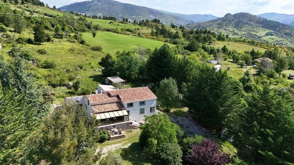 Propriété de 210 m² avec appartement indépendant, 1,65 ha de terrain et dépendances