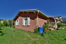 Maison à ossature bois avec vue panoramique, terrain de 1 077 m² et vaste carport