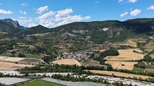 Propriété en pierre de 180 m² habitables sur 22 000 m² de terrain, vue dominante.