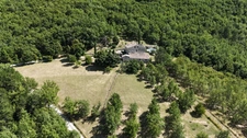 Propriété en pierre de 180 m² habitables sur 22 000 m² de terrain, vue dominante.