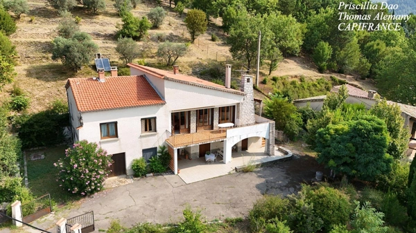 🏡 À VENDRE – Grande villa avec terrain boisé avec une olivette à Sisteron