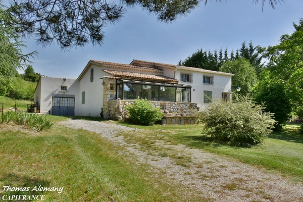 Propriété de 210 m² avec appartement indépendant, 1,65 ha de terrain et dépendances