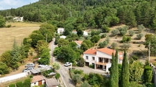 🏡 À VENDRE – Grande villa avec terrain boisé avec une olivette à Sisteron