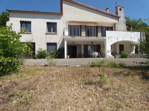 🏡 À VENDRE – Grande villa avec terrain boisé à Sisteron