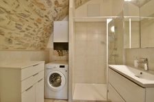 Propriété en pierre de 180 m² habitables sur 22 000 m² de terrain, vue dominante.