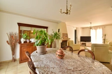 VILLA de plain-pied de 143 m² avec piscine sur 1 378 m² de terrain clos