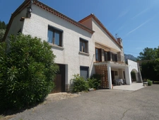 🏡 À VENDRE – Grande villa avec terrain boisé à Sisteron