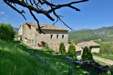 Propriété en pierre de 180 m² habitables sur 22 000 m² de terrain, vue dominante.