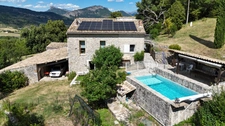 Propriété en pierre de 180 m² habitables sur 22 000 m² de terrain, vue dominante.