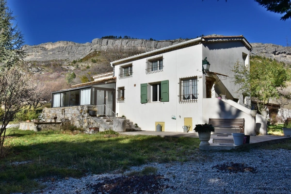 Propriété de 210 m² avec appartement indépendant, 1,65 ha de terrain et dépendances