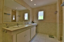 CARREFOUR BLÉONE-DURANCE – Traditional single-storey villa in perfect condition with veranda, garden and garage