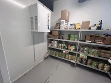Near Lille (59) - Commercial premises of 320 m2 with 13 private parking spaces