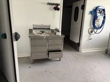 Near Lille (59) - Commercial premises of 320 m2 with 13 private parking spaces