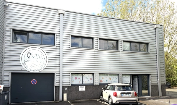 Proche de LILLE (59) - Local d'activité de 320 m2 avec 13 places de parking privatives