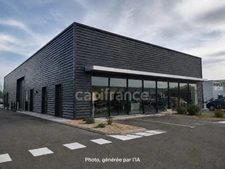 Local commercial de 660 m2 avec grandes vitrines et parking sur une parcelle de 5.000 m2 en zone d'activités