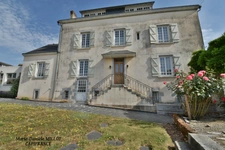 Maison Bourgeoise de 9 pièces de 240 m² sur Quartier Gué d'Orger à LAVAL proche du centre ville 