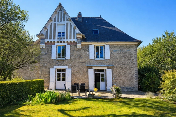 Maison  Bourgeoise à vendre 8 pièces de 170 m² à LAVAL (53) RIVE GAUCHE