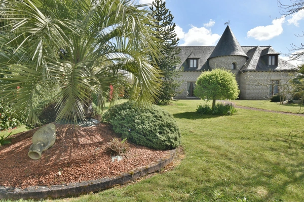 Dpt Mayenne (53), à vendre à 15 km de LAVAL  Maison de caractère de 240 m² en granit avec parc paysager