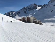 Dans la Station de la MONGIE dans les Hautes Pyrénées un studio de 26 m² aux pieds des pistes de ski avec Balcon et cellier.  