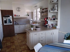Maison à vendre 5 pièces  avec piscine, parking, garage,et abris voiture sur 1000 m² de terrain.