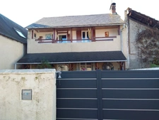 Maison de village à vendre 4 pièces proche de TARBES (65) avec parking et jardin. 