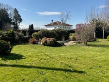 Dans le departement 64 une maison de type contemporain 8 pièces sur 198 m² et 2000 m² de terrain arboré, avec trois places de garage.  