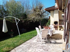 Maison à vendre 5 pièces  avec piscine, parking, garage,et abris voiture sur 1000 m² de terrain.